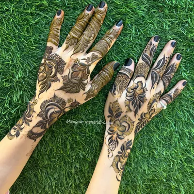 A beautiful floral Khafif pattern. This 3D design has a delicate, vine like flow that looks like jewelry on the hand.