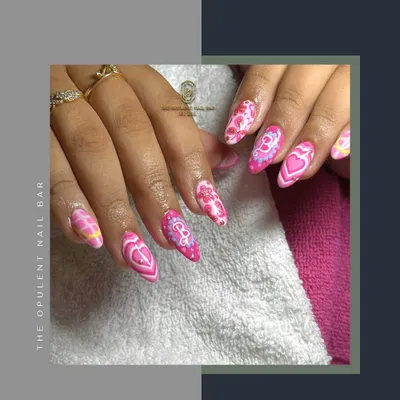 Come on Barbie, let's get our nails done. This set is for all the fans, featuring pink hearts, floral details, and the iconic 'B' initial for a playful and glamorous look.