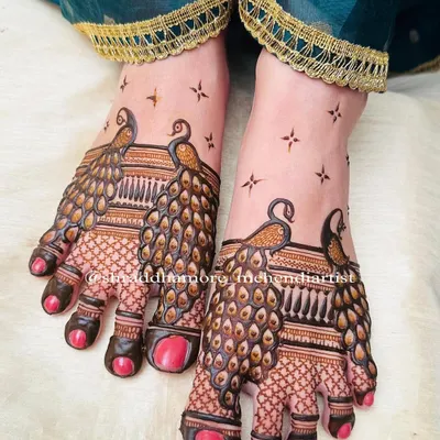 A bold and beautiful peacock design for the feet. The feathers wrap around the toes, creating a captivating look that's perfect for a bride.