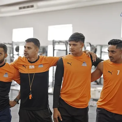 Prep on point. A moment with the coaching staff and players, discussing the plan for the session. Alignment and communication are crucial.