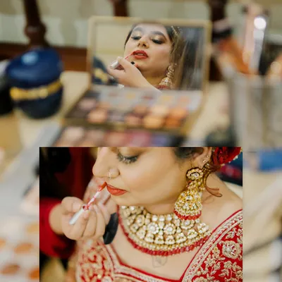 A dual perspective of the bride getting ready, capturing both the reflection and the reality. We focus on the final touches, like the application of lipstick, that complete the bridal look.