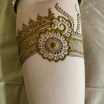 A beautiful and simple armband design, perfect for a bridesmaid or a close family member.