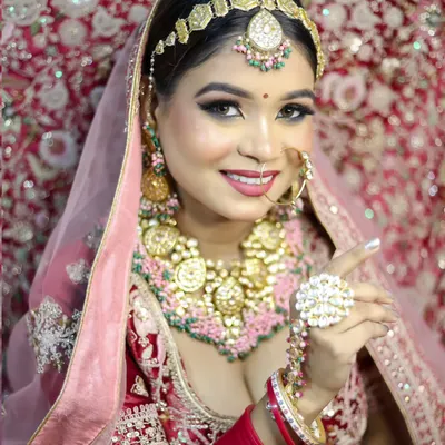 A radiant bride is a happy bride. This look showcases a flawless base, soft smokey eyes, and a beaming smile, created for a professional portfolio shoot. You will learn to master this classic pink and gold bridal aesthetic.