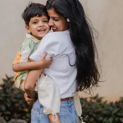 A warm hug and a genuine smile. During our outdoor family sessions, I look for these natural moments of affection that truly show the bond between a parent and child.
