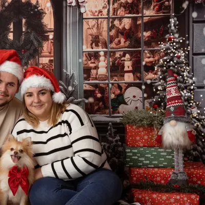 Christmas magic in Luxembourg! This happy couple and their fluffy Pomeranian are picture-perfect in our festive studio setup, complete with Santa hats and presents.