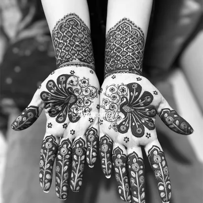 My love for peacocks never ends. This black and white photo highlights the bold lines and intricate feather details of this classic peacock mehandi design.