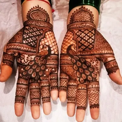 The peacock is a timeless symbol of beauty in Indian mehendi. In this full-palm design, I focused on creating detailed feather work and pairing it with fine net patterns to capture a rich, festive spirit.