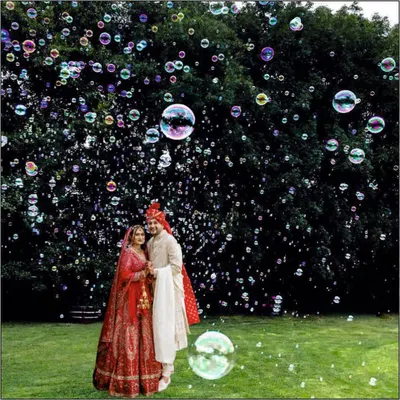 My bubble machines create a whimsical and dreamy atmosphere, perfect for outdoor weddings, first dances, or children's parties. The effect adds a touch of magic to your photos and delights guests of all ages.