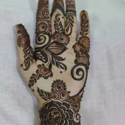 A little bit of self-henna practice. This is a classic Arabic-style floral design that I did on my own hand to test out new patterns and flow.