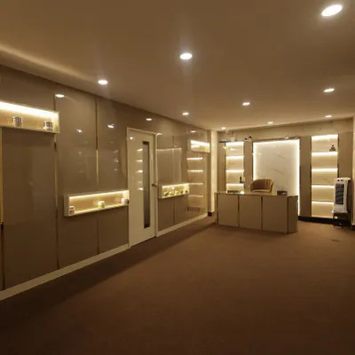 This is the main area of my studio, designed with modern lighting and clean lines to create a welcoming and high-end feel. This is the space where your professional journey begins each day.