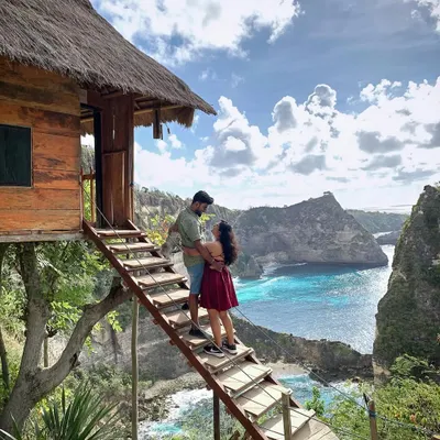 A romantic portrait for a couple on the famous treehouse stairs in Nusa Penida. I work with couples to find poses that feel authentic to them, creating epic memories of their travels together.