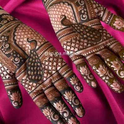 Getting into the festive spirit with this gorgeous peacock and lotus design. Bookings for Navratri and Karwa Chauth are now open!
