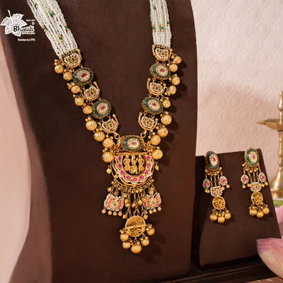 A closer look at the Rajnitya Haar, where each detail tells a story of artisanal dedication. The combination of Moti strands, intricate goldwork, and Meenakari accents makes this a treasure of generational pride.