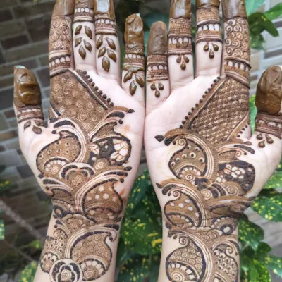 This is a beautiful example of a full-hand Arabic design created by one of my students. The pattern features bold, flowing paisley motifs that travel diagonally across the hands, with detailed work on the fingers.