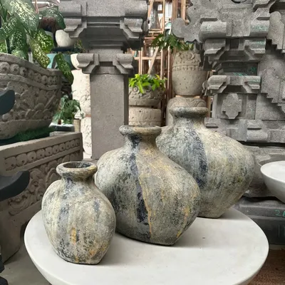 My restocked 'Cebol' tabletop planters are back by popular demand. Their small size and unique shape are perfect for shelves and side tables.