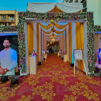 We create decorations that feel personal and true to your roots, like this entrance for an Aagri wedding in Ulwe. The large couple portraits provide a grand welcome that celebrates the family and community.