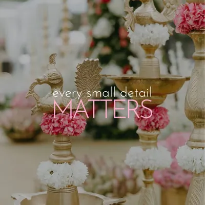 Every small detail matters. This photo highlights a traditional brass lamp adorned with fresh flowers, an element that adds a touch of heritage and warmth to the wedding decor.