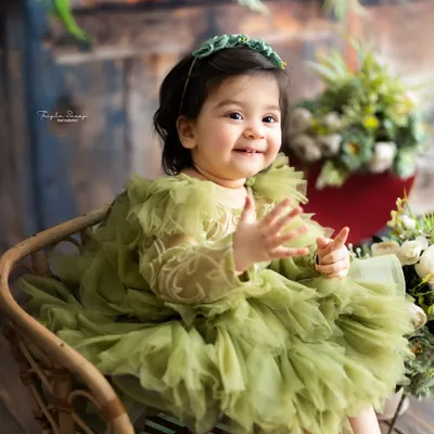 A happy wave from a sweet baby girl in her sitter session. This age is full of smiles and new discoveries, and I love capturing it all in my cozy studio.