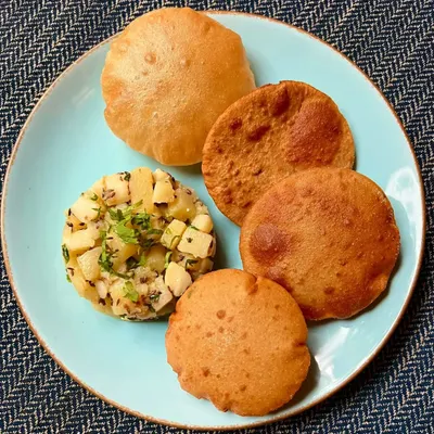 Savor the essence of the Shravan season with our Farali Puri Bhaji. Crispy puris are paired with a flavorful, spiced potato bhaji, perfect for fasting days.