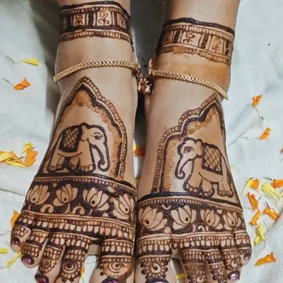 I love creating charming designs for the feet, like this one with baby elephants. The pattern includes a thick anklet band and delicate work on the toes, perfectly framing the foot.