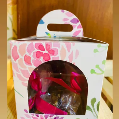 I offer sweet gifting solutions, like these pretty floral boxes for my almond caramello chocolate discs. They make a perfect gift for your loved ones.