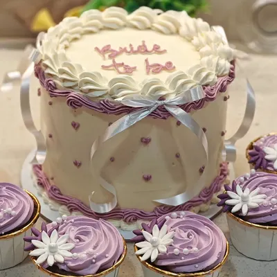 Here is the full view of the "Bride to be" cake and cupcake set. The main cake is a White Chocolate and Mixed Berries flavor, while the cupcakes are Dark Chocolate and Salted Caramel.