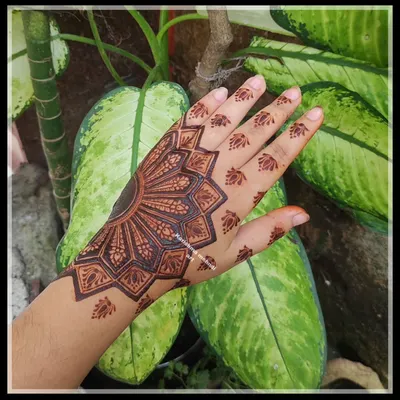 A beautiful and simple mandala design on the back of the hand. This style is perfect for guests who want an elegant and understated mehendi look.