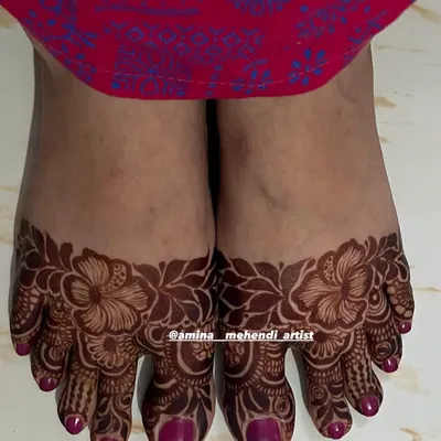 A simple yet elegant floral band design for the feet, perfect for any occasion.