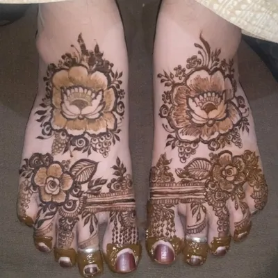 A beautiful floral design for the feet. This pattern features large, prominent flowers on the top of the feet with smaller, complementary designs on the toes.