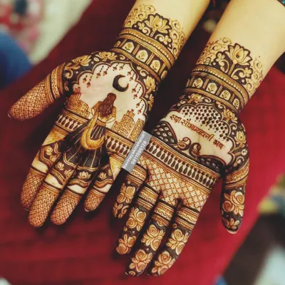 A perfect Karwa Chauth design featuring a woman gazing at the moon, with a special blessing written on the other palm.