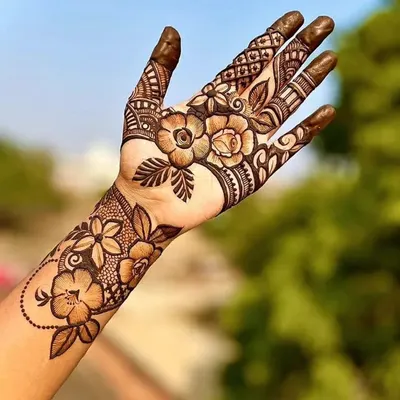 A gorgeous Arabic-style floral design that flows beautifully from the wrist to the fingers, perfect for an outdoor event.