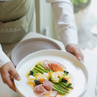 A celebration of local, seasonal produce with this dish of Himalayan asparagus from the Chamba region. It is served in the classic European style with a light hollandaise sauce, crumbled egg, and ham.