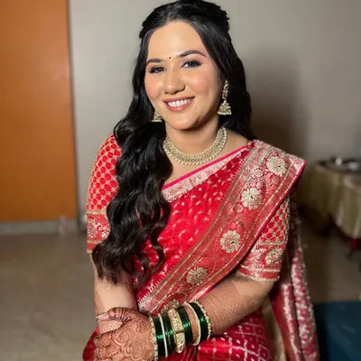 A radiant smile for her engagement day. We went with a soft, luminous look featuring a glowing base, shimmer on the lids, and nude lips for an effortlessly elegant and timeless feel.