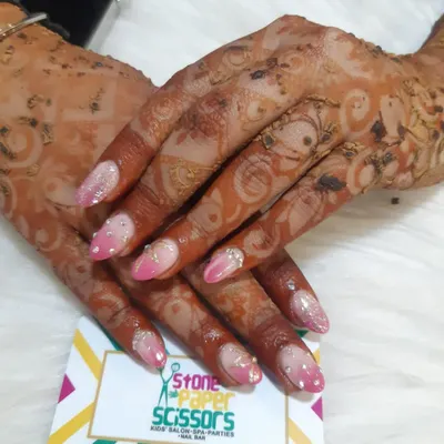 A perfect example of a party-ready henna design. It's not as dense as a bridal pattern, making it ideal for festivals, family functions, or just because you feel like it.