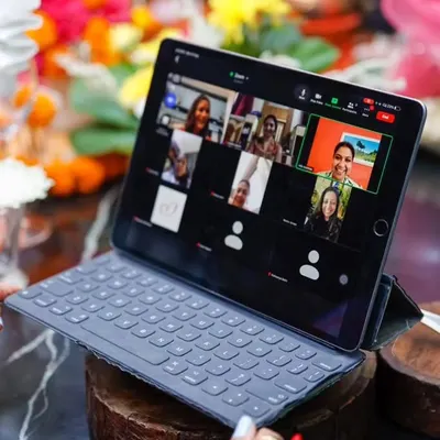 A snapshot from one of my interactive online workshops. From the comfort of your home, you can join our creative community, learn new skills, and ask questions in real-time as we style our tables together.