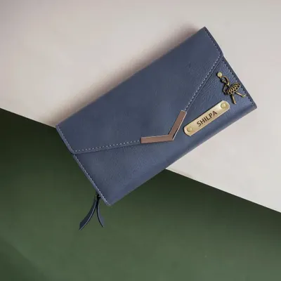 This is my personalized ladies' wallet in a sophisticated blue-grey vegan leather. You can add a name and a charm of your choice, like the ballerina shown here, to make it uniquely yours.