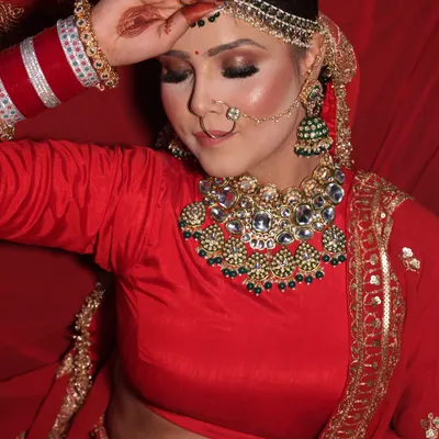 The timeless beauty of a bride. This flawless look is all about radiant skin and elegant details, perfect for a classic wedding day.