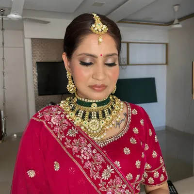 A closer look at this classic bridal makeup. The focus is on a luminous, dewy skin finish and beautifully defined eyes, creating a look that is both traditional and fresh.
