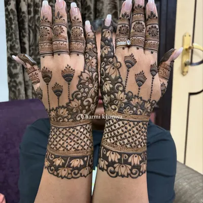 Blooming like a lotus, rooted in tradition. 🌸 This design features beautiful lotus buds on stems, creating an elegant and upward-flowing pattern on the back of the hands.