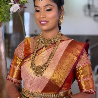 A beautiful portrait of bride Ranjitha for her Muhurtham. Her look is defined by classic temple jewellery, a neatly draped Kanchipuram saree, and makeup that highlights her natural features with a soft glow and a traditional bindi.