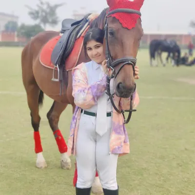 Our location is ideal for individual and fashion portraits. This young rider, dressed in full equestrian gear, poses with her horse for a classic and professional-looking shot.