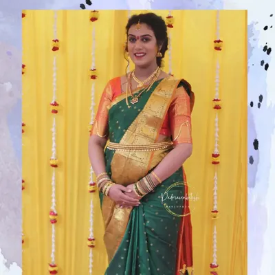 A beautiful and traditional look for a 5th-month pregnancy ritual. The makeup is kept classic and elegant, with defined eyes and glowing skin to celebrate this special milestone.