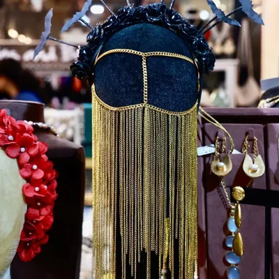 Unleash your inner dark elegance with this avant-garde headpiece. Featuring a cascade of golden chains and black bat details, this is a custom creation for those who aren't afraid to make a bold, unforgettable entrance.