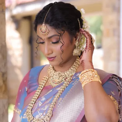 This is a beautiful side profile showing the matching jhumkas and maang tikka from the South Indian temple jewellery set. The complete set gives a very graceful look.