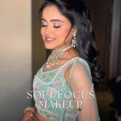 Soft-focus makeup is a huge trend for 2025, and it's my specialty. This look is all about a dreamy, blurred effect with pastel colors and glowing skin.