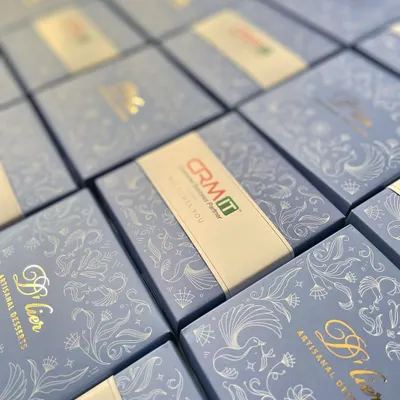 "You never get a second chance to make the first impression." These elegant blue truffle boxes were customized with the company logo for new employees at CMRIT.