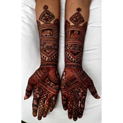 This design shows that minimal doesn't mean simple. It features intricate bands of traditional patterns, with small elephant and swan motifs, perfect for a bride who wants an elegant yet detailed look.