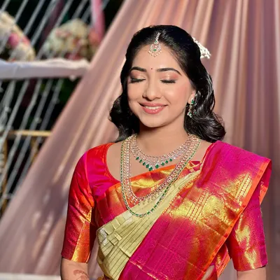 A radiant South Indian bridal look. I styled the hair in soft, classic waves and paired it with glowing, natural-looking makeup that enhances the client's features without feeling heavy.