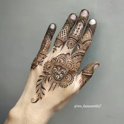 A simple yet beautiful design with a heart motif at the center. The leafy vine and detailed fingers add a touch of elegance.