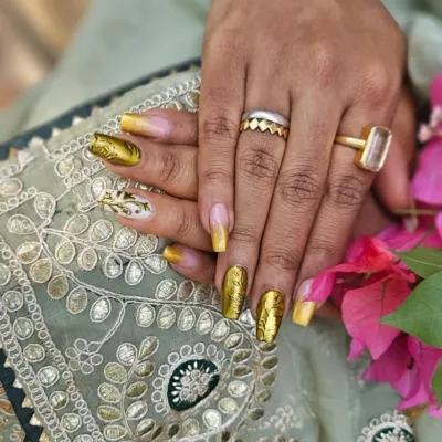 Golden hour for the bride. This opulent bridal set features a mix of gold chrome, glitter ombré, and hand-sculpted 3D floral designs, created to match the grandeur of a wedding celebration.